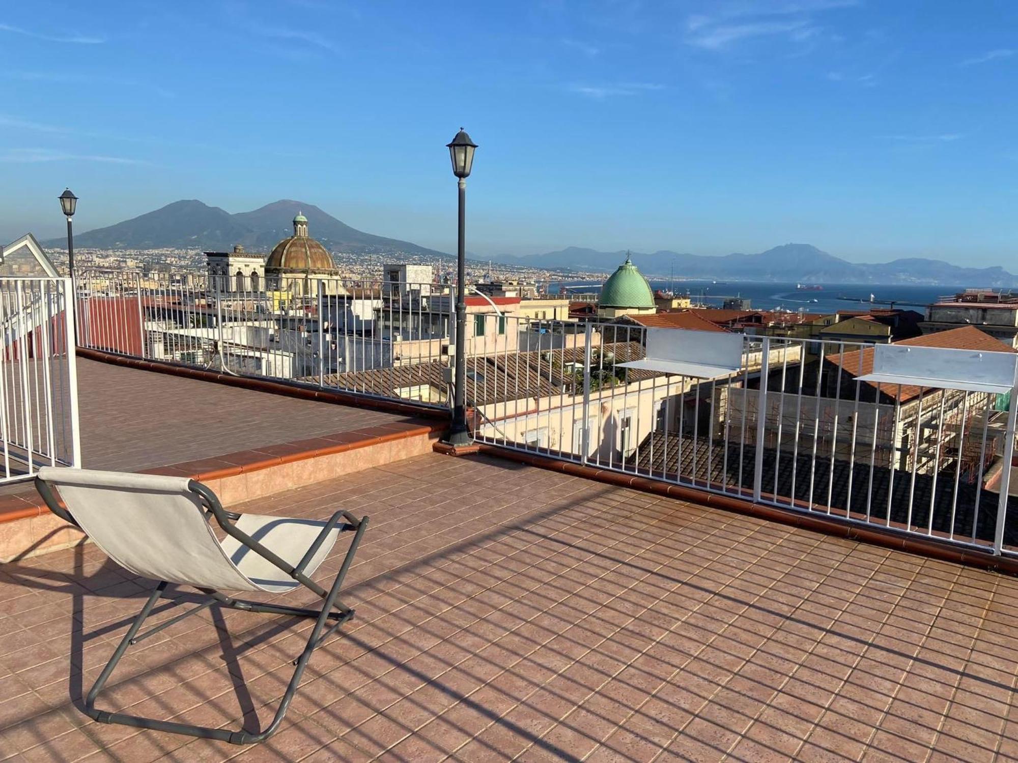 La Casa Sui Tetti Bed & Breakfast Napoli Bagian luar foto